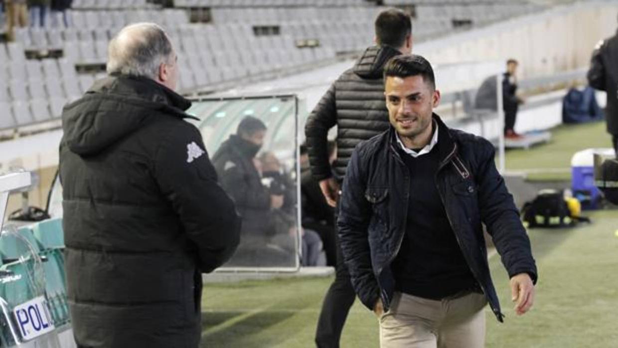 Jorge Romero camina por la zona técnica durante el Córdoba-Reus