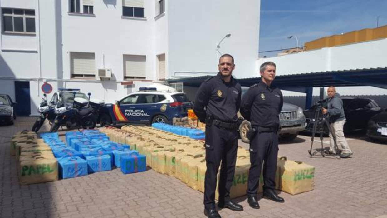 Los comisarios de Algeciras y La Línea, ante parte de la droga intervenida.