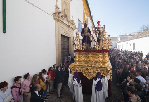 El misterio de Jesús de la Sangre avanza por la plaza de Capuchinos de Córdoba