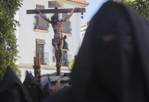 El Cristo de la Universidad, al comienzo de su estación de penitencia en el Martes Santo de Córdoba