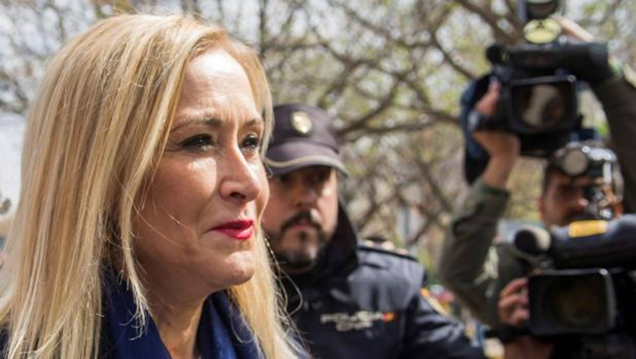 La presidenta de la Comunidad de Madrid, Cristina Cifuentes, a su llegada este viernes en Santa Justa