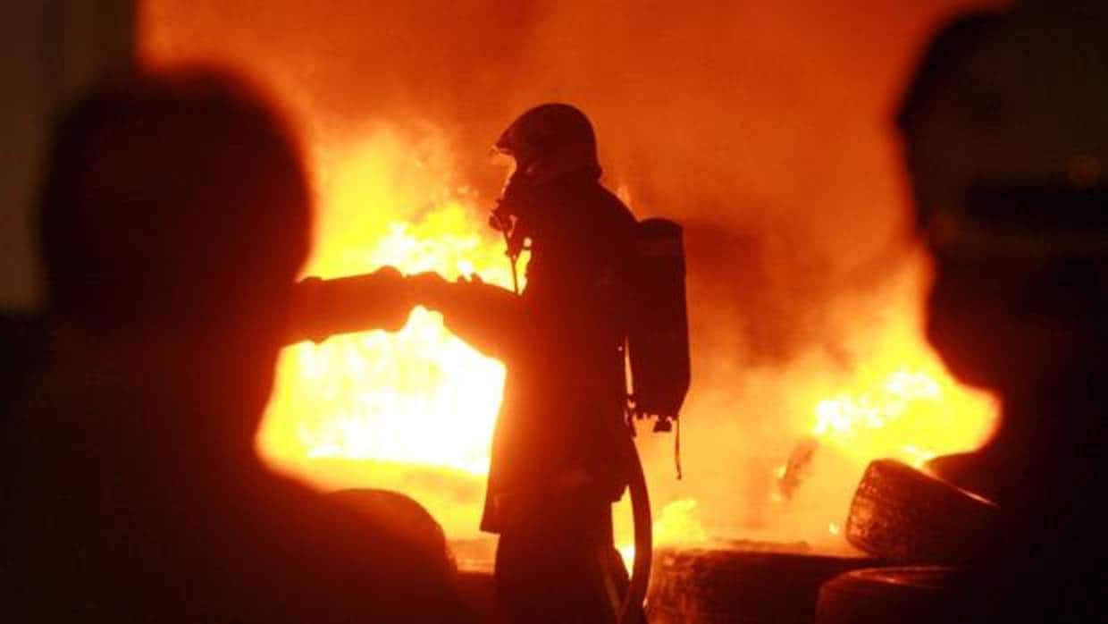Actuación de los bomberos de Córdoba en un incendio nocturno de la capital