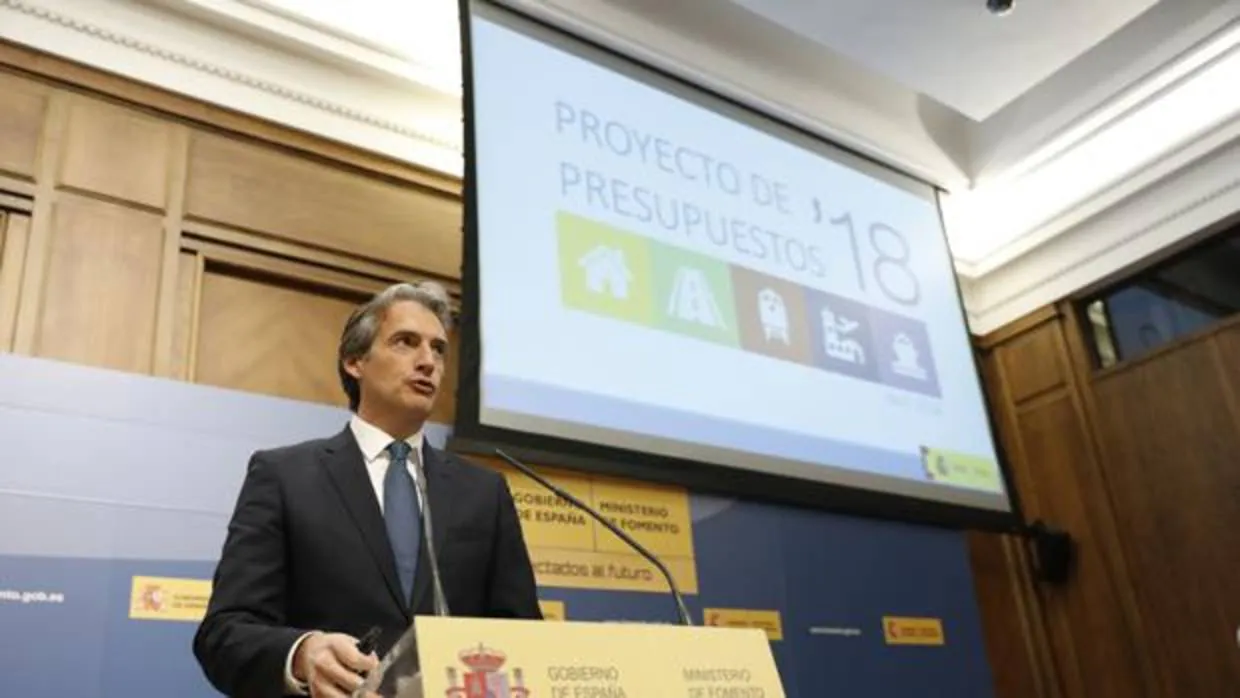 El ministro de Fomento, Íñigo de la Serna, en una comparecencia de prensa sobre los Presupuestos de 2018