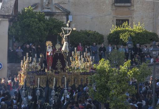 El Cristo de Gracia avanza por la plaza que lleva su nombre en el Jueves Santo de Córdoba