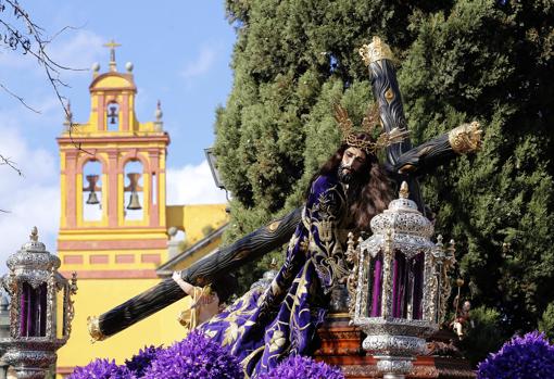 Jesús Caído, con la iglesia de San Cayetano al fondo, el Jueves Santo de Córdoba