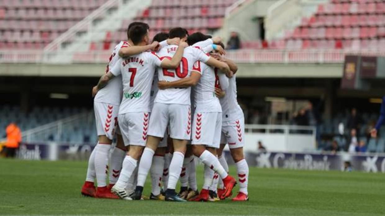 Los jugadores de la Cultural celebran el gol de Buendía