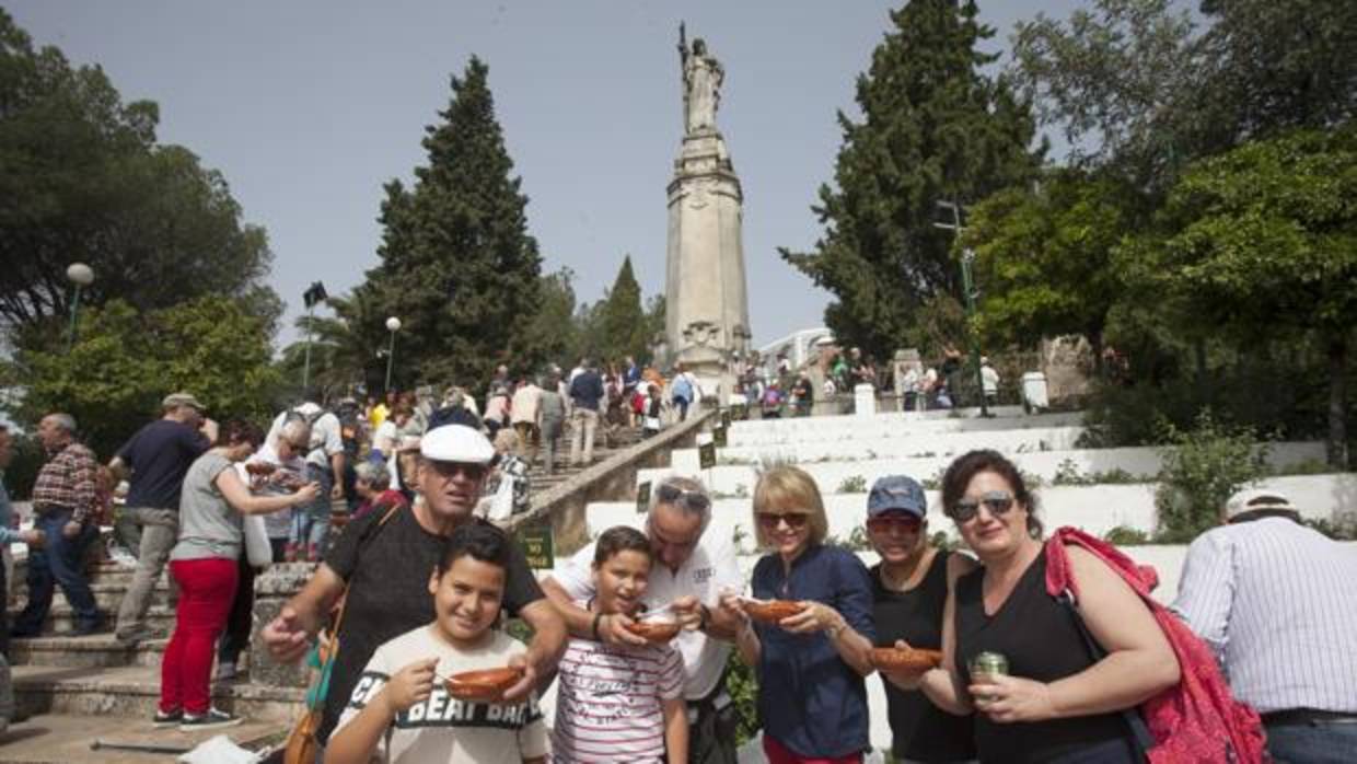 Una familia disfruta de las habas en las Ermitas de Córdoba