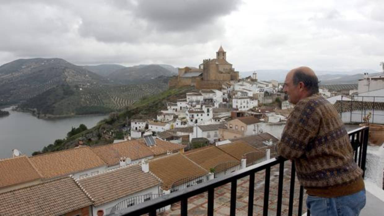 Una imagen del pantano de Iznájar desde el municipio de la Subbética