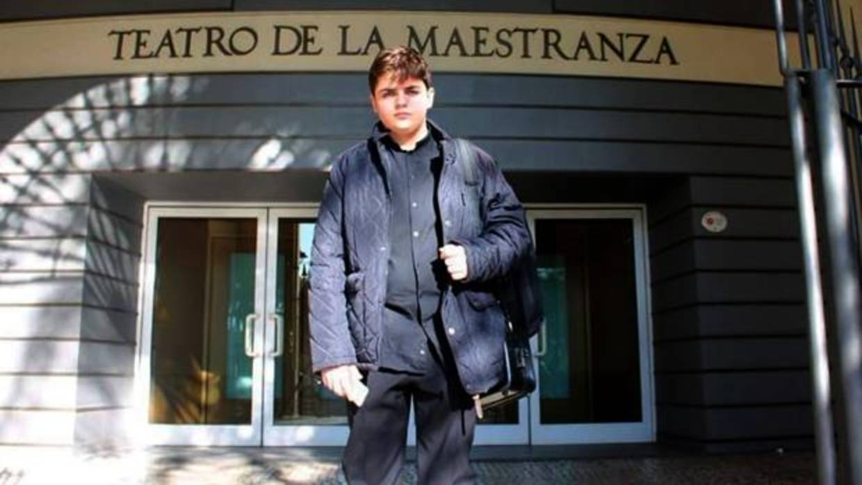 Carlos Martínez, ante las puertas del Teatro de la Maestranza