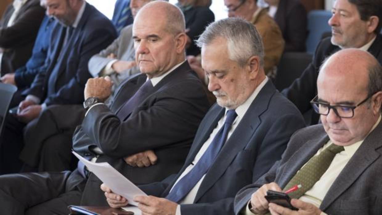 Manuel Chaves mira de reojo un papel que está leyendo José Antonio Griñán, durante el juicio del caso ERE