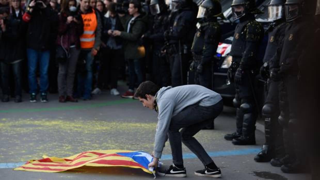 Acción del CDR de Sants de rodear la estación de trenes y los Mossos d'esquadra blindando la zona