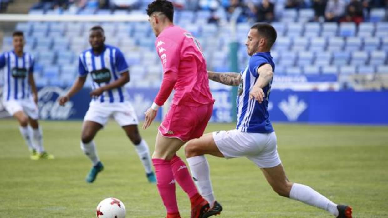 Waldo intenta marcharse de un rival en el duelo contra el Recreativo de Huelva