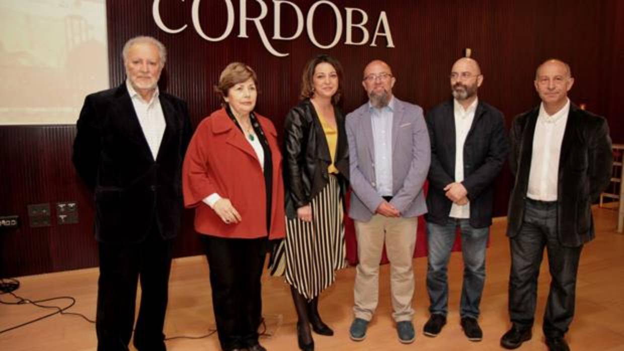 La entrega del premio con la presencia de Julio Anguita, Antonia Parrado e Isabel Ambrosio