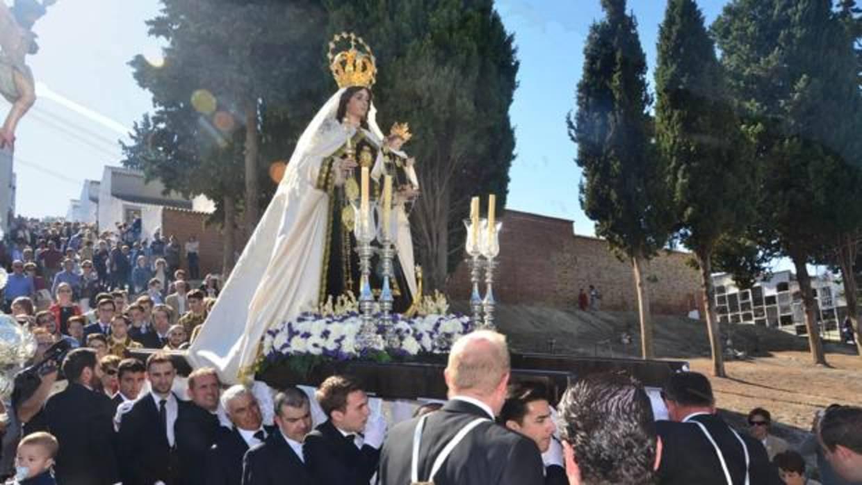 Primera salida extraordinaria de la patrona en el procesión de coronación