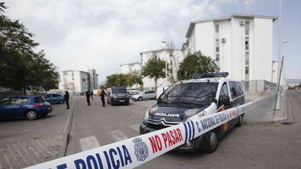 Hiere a un vecino en el antebrazo con un hacha por tirarle «chinos» a su ventana en la calle Torremolinos