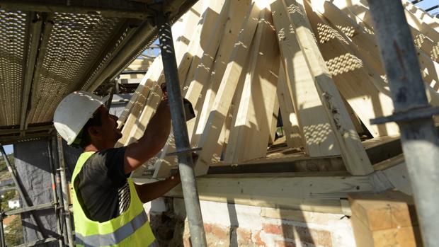 Muere un trabajador tras caer desde seis metros en las obras de una pista cubierta en Adra