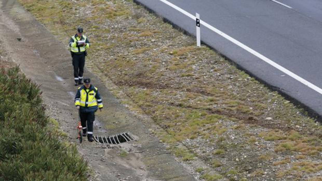 Imagen de archivo de unos agentes recabando información tras un accidente de tráfico