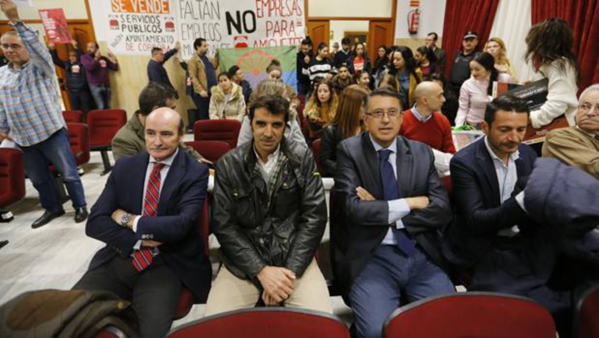 El presidente de Córdoba Ecuestre con miembros de la entidad, en el Pleno