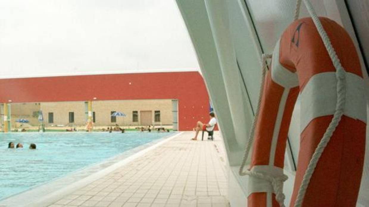 En Lucena se precisa un socorrista para piscina cubierta y al aire libre