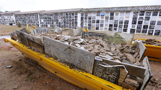 Críticas por el destrozo de lápidas históricas en el cementerio de la Salud de Córdoba