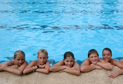 Niños en una piscina de las instalaciones de los campamentos