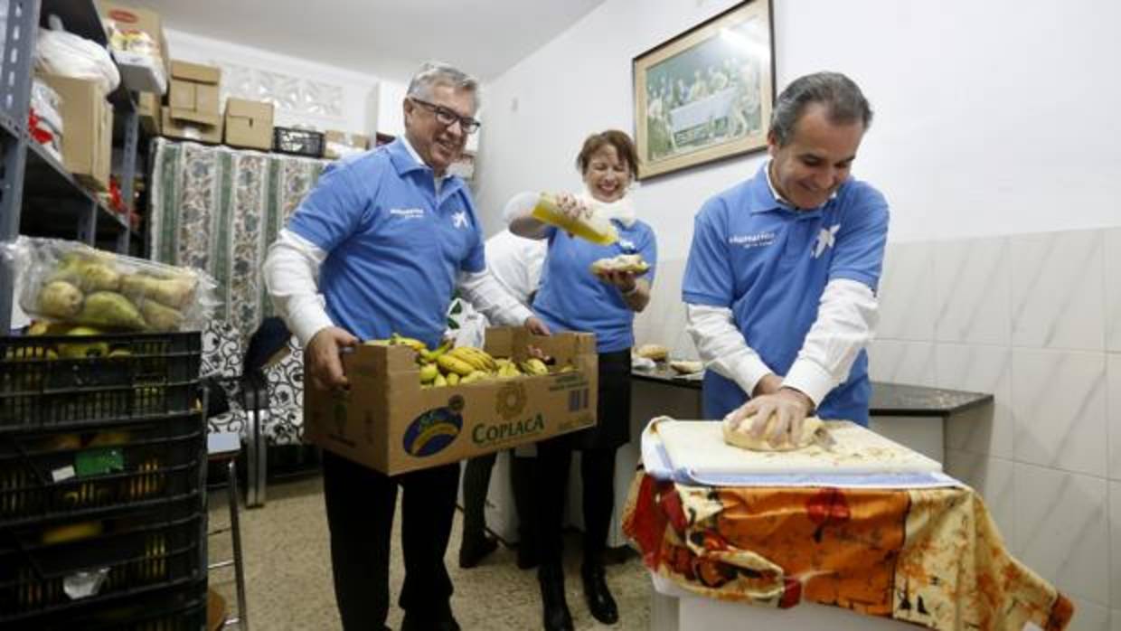 Rafael Herrador, responsable de la Caixa en Andalucía Occidenta, rebana una pieza de pan