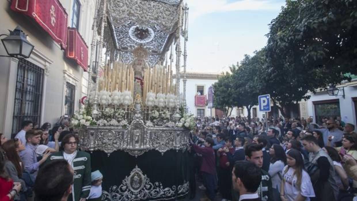 La virgen de la Paz y Esperanza con los faldones verdes