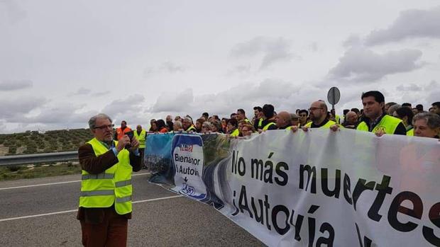 Córdoba pide acabar de una vez por todas con la N-432, la carretera siniestra