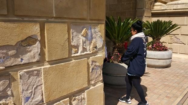 El PP pide actuaciones urgentes para reparar
zonas deterioradas de la Puerta del Puente de Córdoba