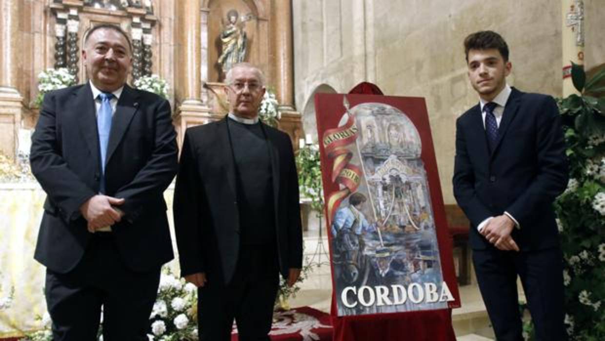 El autor del cartel de las glorias de Córdoba, a la derecha, tras su presentación en la iglesia de San Miguel