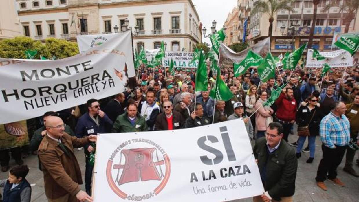 Cientos de personas se han concentrado este domingo en la plaza de las Tendillas para defender la caza