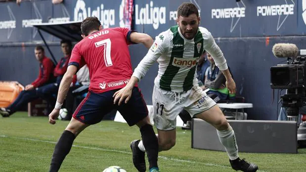 Javi Galán se marcha de David Rodríguez en el partido ante Osasuna