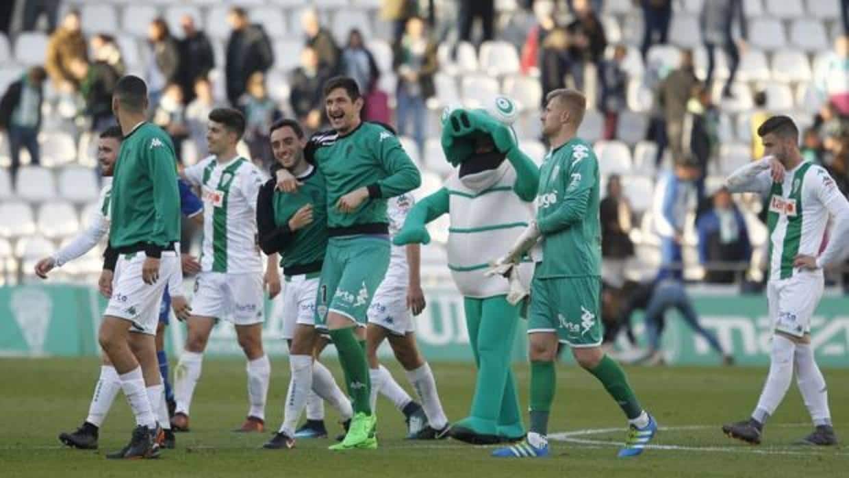 Los jugadores del Córdoba celebran la victoria ante e Lorca