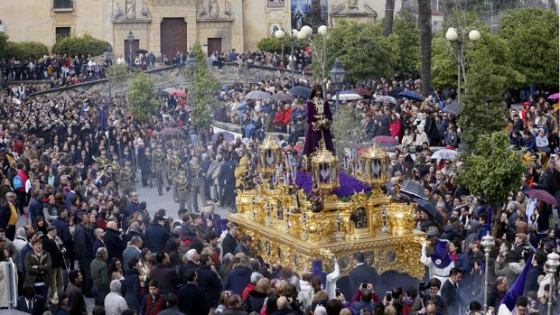 Así comenzó su estación de penitencia Jesús Rescatado de Córdoba