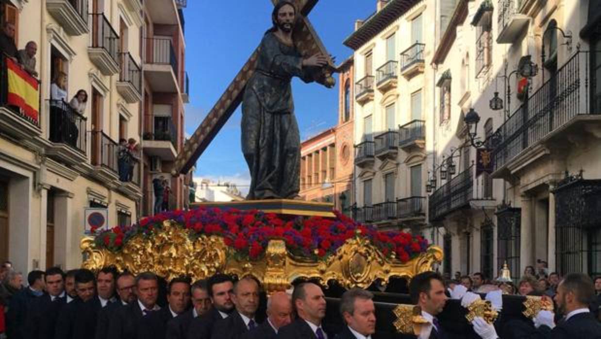 Un momento de la procesión, ayer en Priego