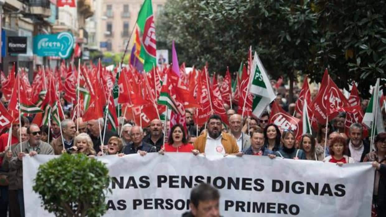 Manifestación encabezada por los sindicatos por la defensa de las pensiones, en la calle Cruz Conde