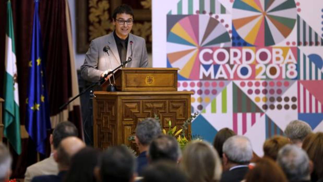 El poeta Pablo García Casado, esta noche durante su pregón del Mayo Festivo