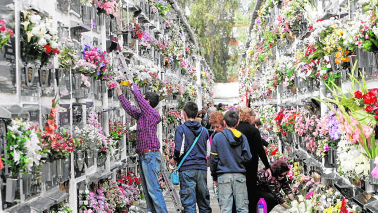 Día de difuntos en el cementerio de San Rafael