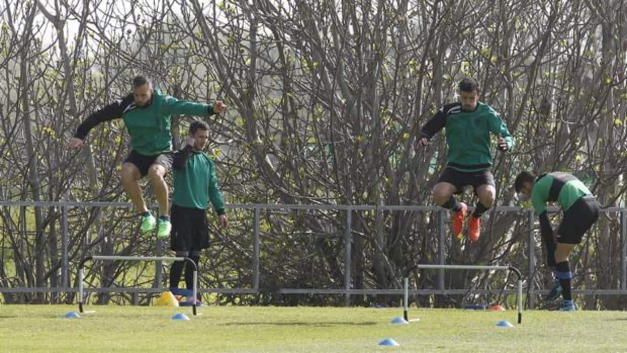 Edu Ramos y Quiles saltan en un ejercicio en la Ciudad Deportiva