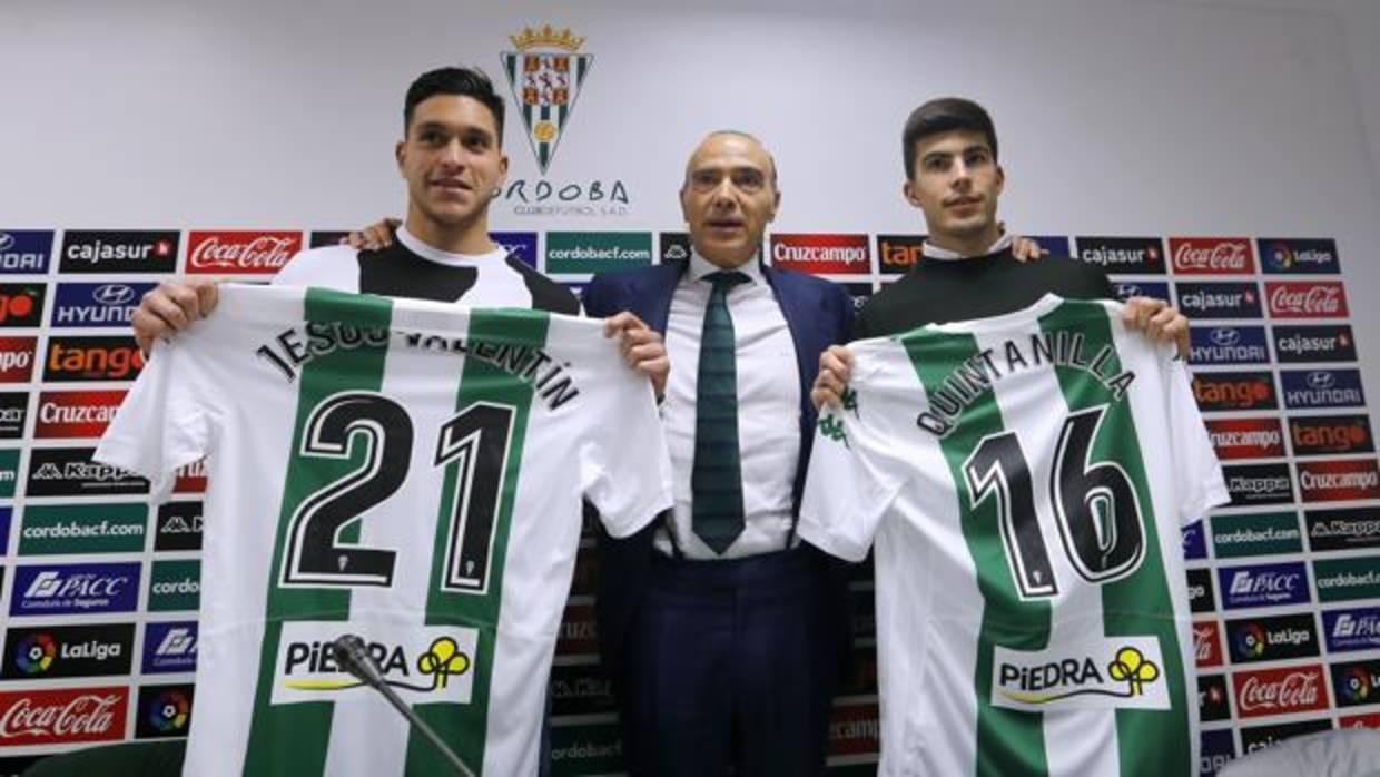 El central del Córdoba CF Jesús Valentín, a la izquierda, en su presentación