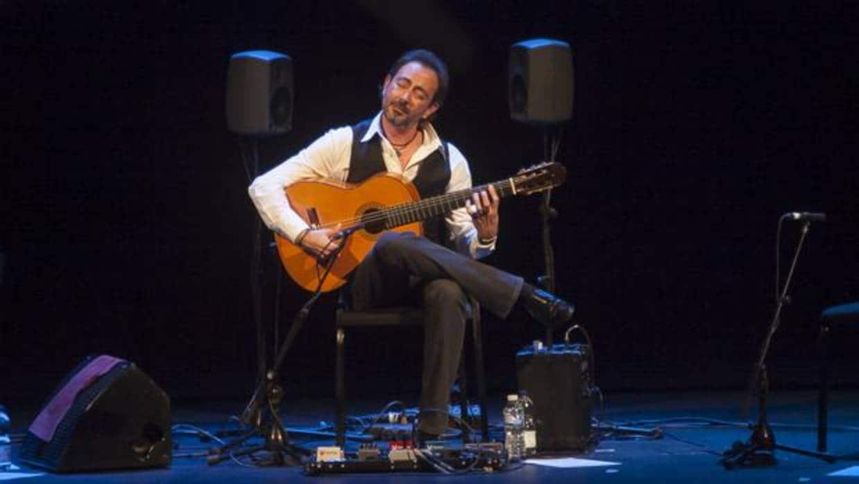 José Antonio Rodríguez, en la interpretación de «El guitarrista azul» en el Gran Teatro de Córdoba
