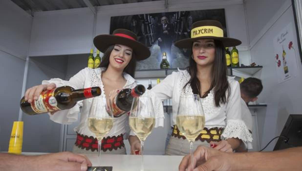 Dos azafatas sirven Montilla Moriles durante la Cata del Vino