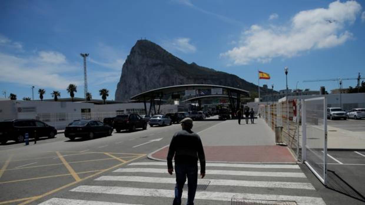 Imagen de la Aduana de La Línea, con el Peñón al fondo.