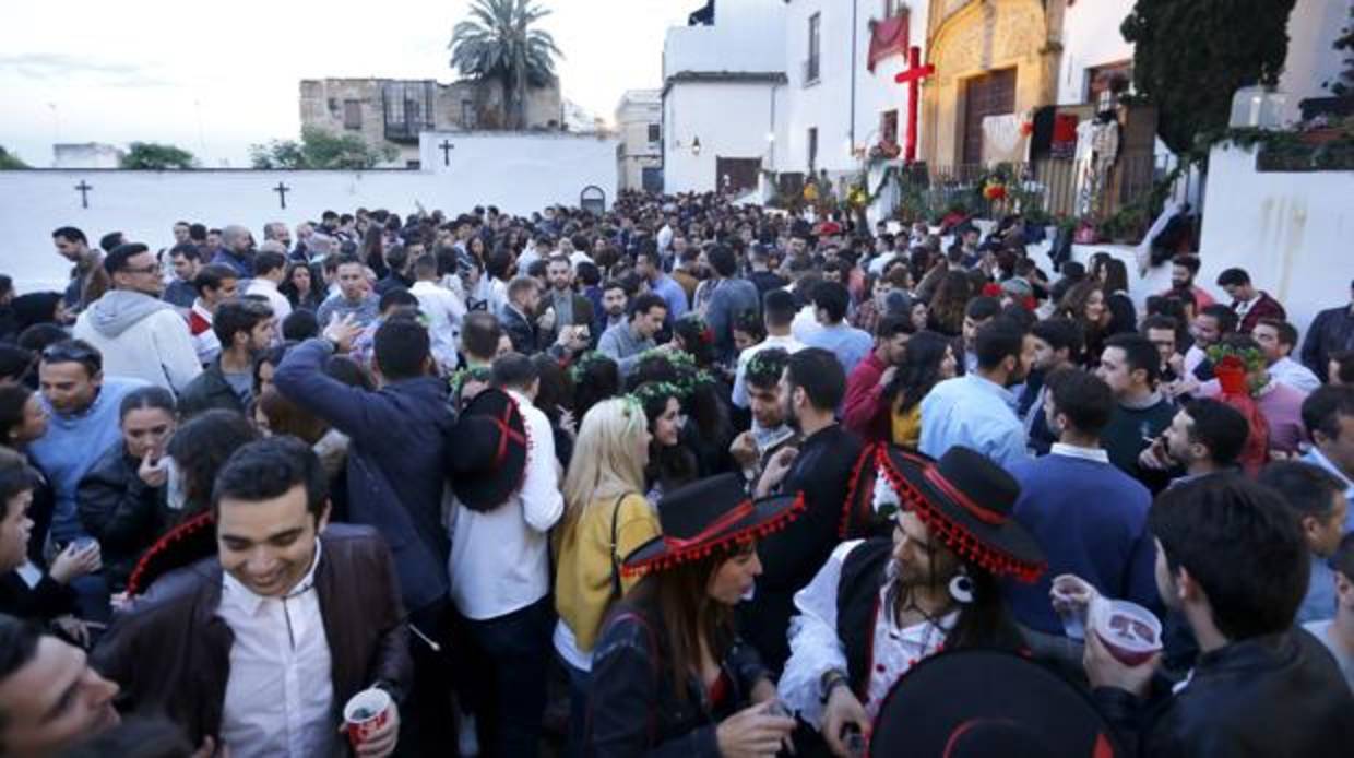 Ambiente en la Cruz de la Paz de la Cuesta del Bailío durante la pasada edición del concurso