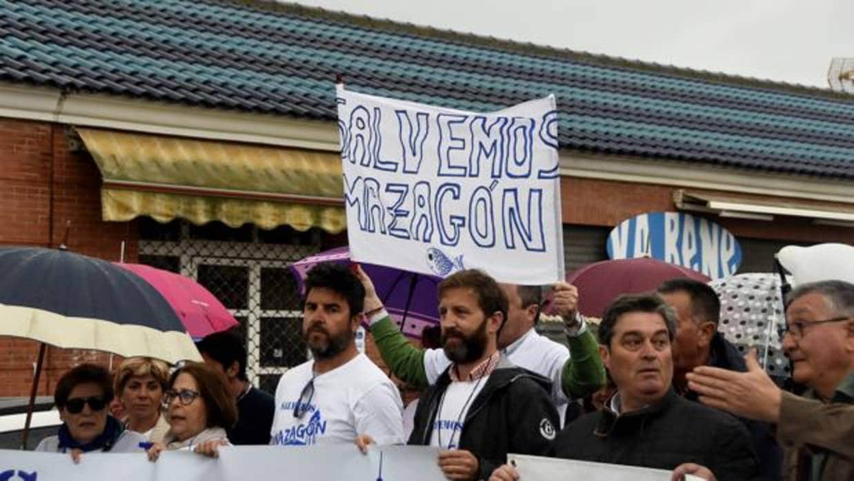 Vecinos se manifiestan en Mazagón pidiendo una solución definitiva para la recuperación de la playa