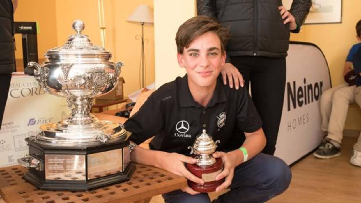 José Manuel Ortiz posa con los trofeos de la Copa Albolafia