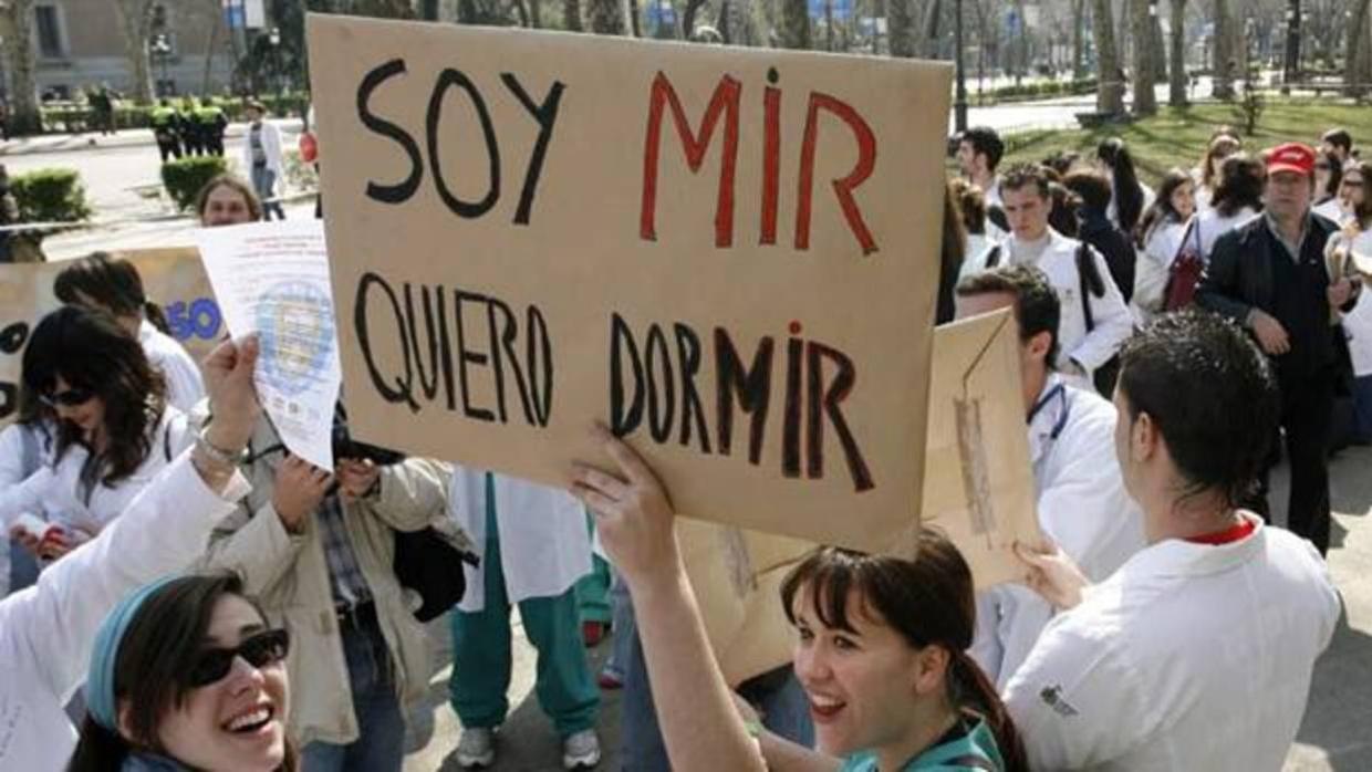 MIR durante una manifestación en Madrid por sus condiciones laborales.