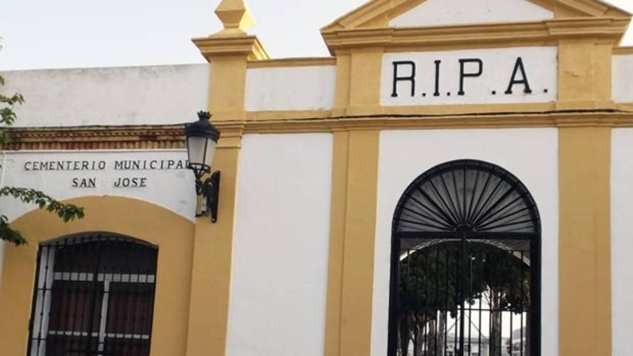 Imagen del exterior del Cementerio Municipal San José de Chipiona