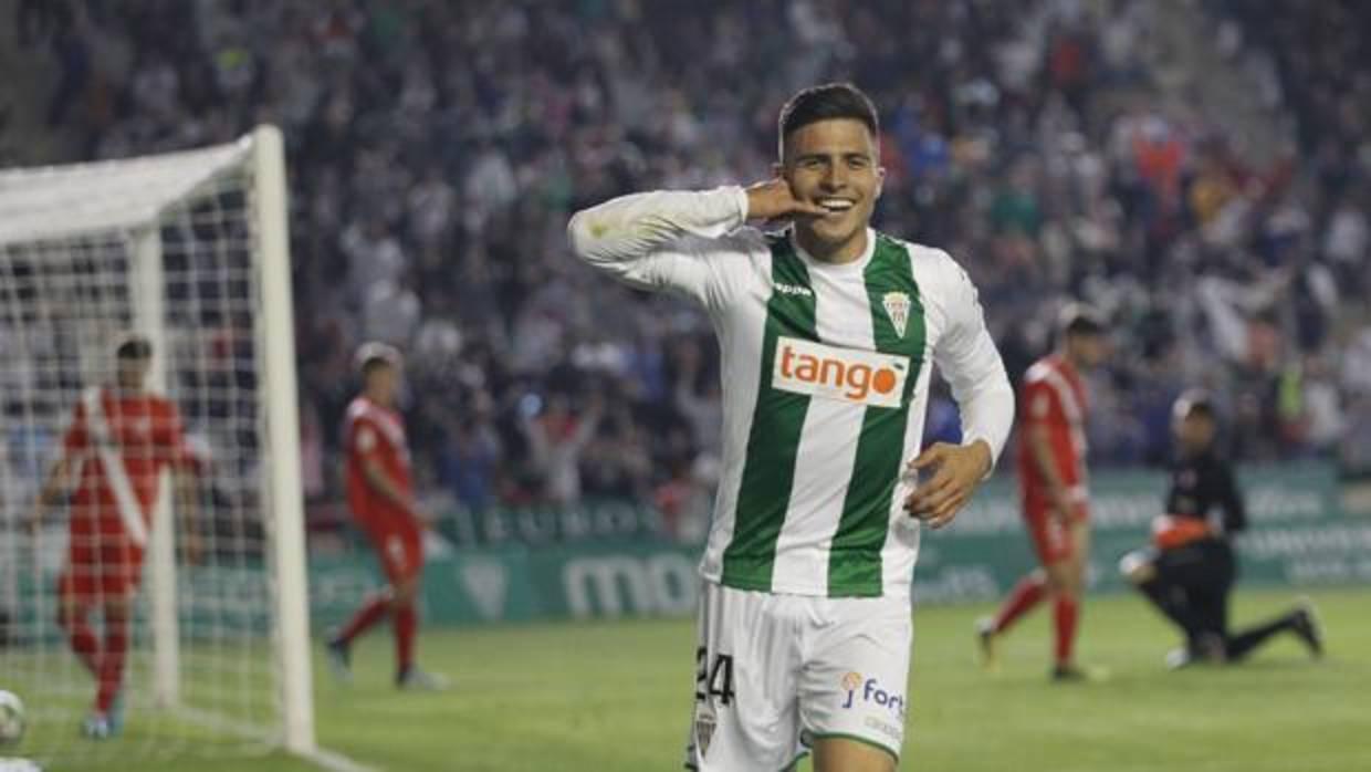 El colombiano del Córdoba CF Juanjo Narvaéz celebra el primer gol ante el Sevilla Atlético