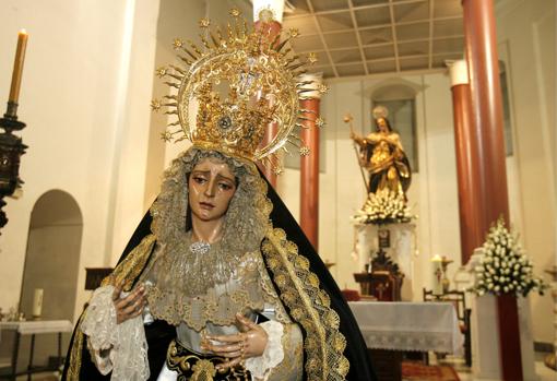 La Virgen de la Soledad durante la imposición de la corona